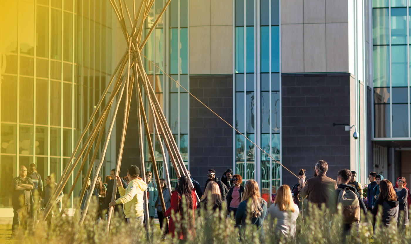 Preparing to cover the tipi at the Nikâniyihta Celebration