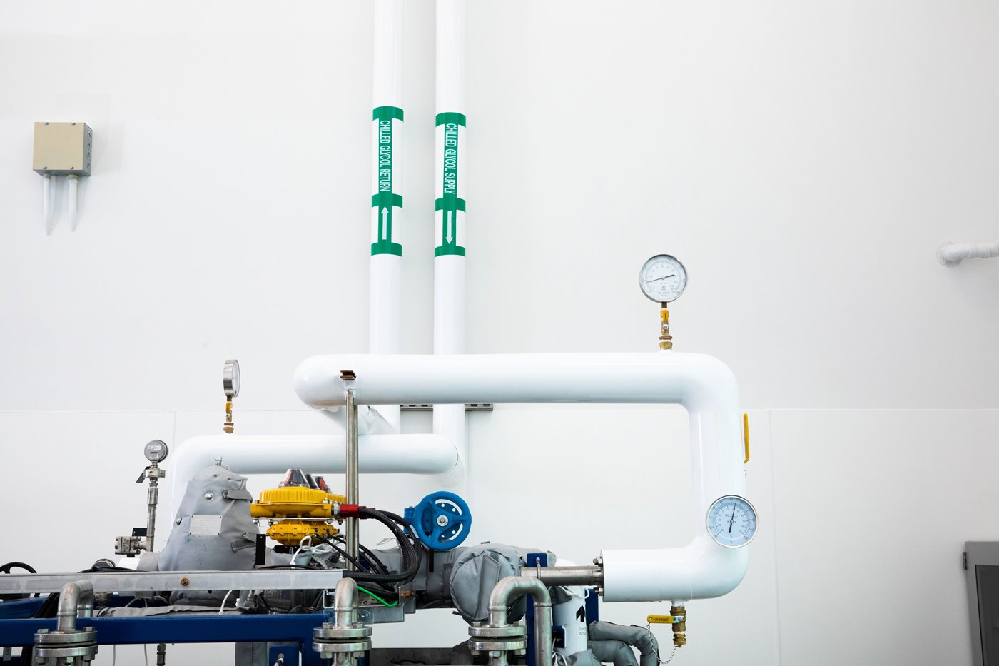 White Fluid flow pipes 